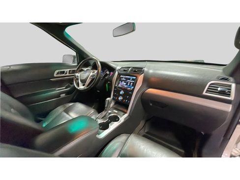 Used 2015 Ford Explorer XLT w/ Equipment Group 202B AWD/4WD image 19