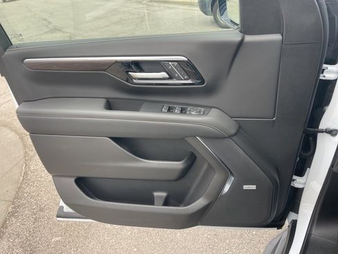 New 2026 Chevrolet Suburban Premier image 33