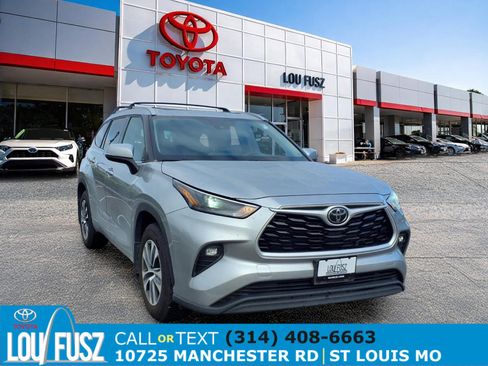 Used 2022 Toyota Highlander XLE AWD/4WD image 1
