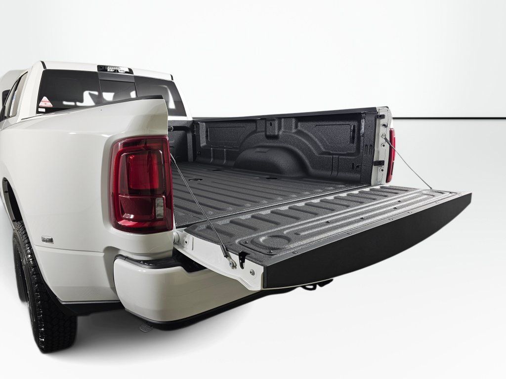 New 2026 RAM 3500 Laramie AWD/4WD image 17