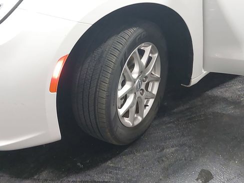 Used 2025 Chrysler Pacifica Select image 34