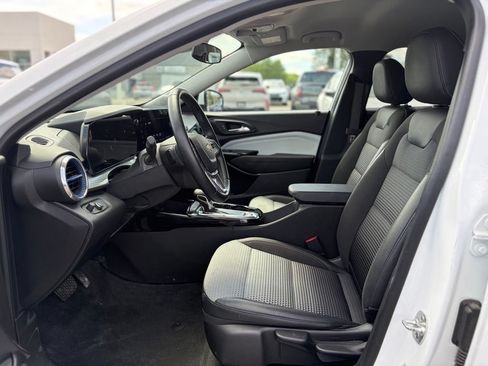 Used 2025 Chevrolet Trax LT w/ LT Convenience Package FWD image 19