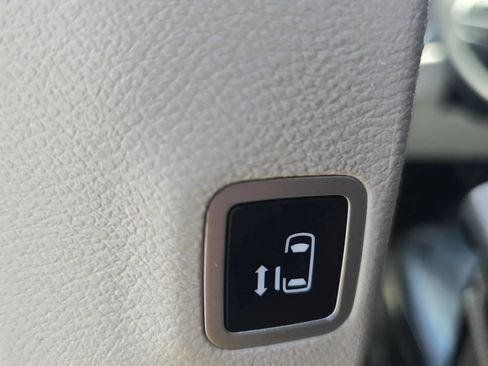 Used 2020 Chrysler Voyager Lxi FWD image 38