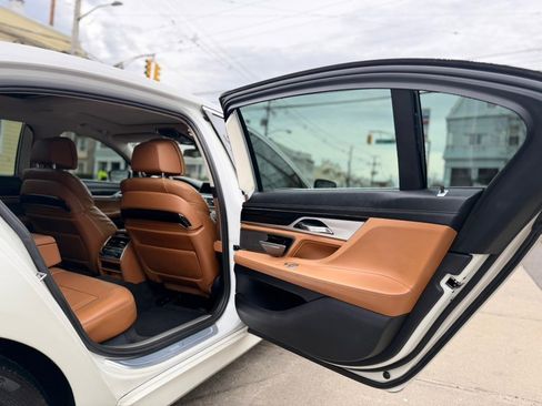 Used 2017 BMW 750i xDrive image 8