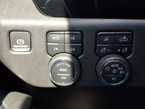 Used 2025 Chevrolet Silverado 1500 LT Trail Boss w/ Convenience Package II AWD/4WD image 32