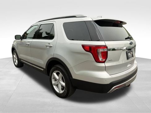 Used 2017 Ford Explorer XLT w/ Equipment Group 202A AWD/4WD image 4