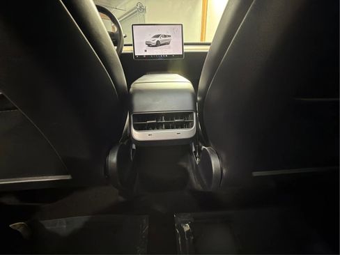 Used 2022 Tesla Model Y Long Range image 16