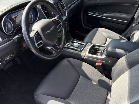 Used 2022 Chrysler 300 Touring RWD image 5
