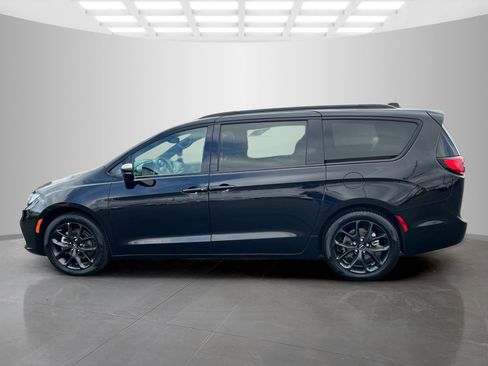 Used 2025 Chrysler Pacifica Limited image 7