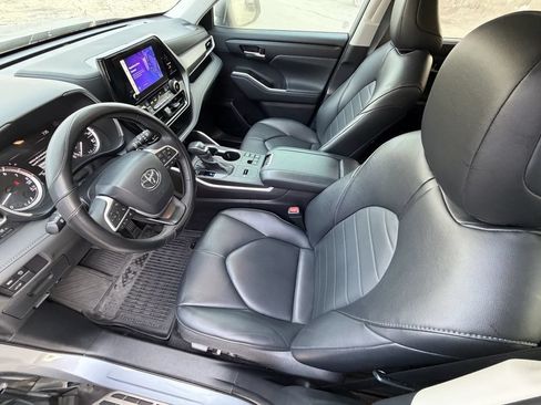 Used 2024 Toyota Highlander XLE FWD image 17