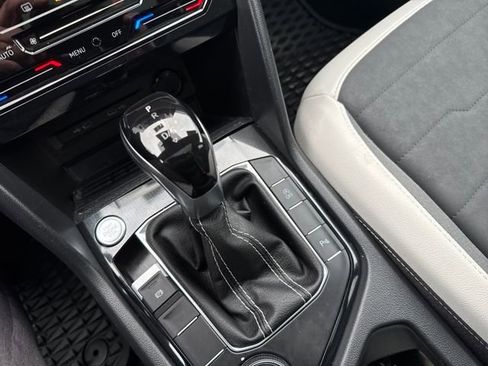 Certified 2025 Volkswagen Taos SE image 27