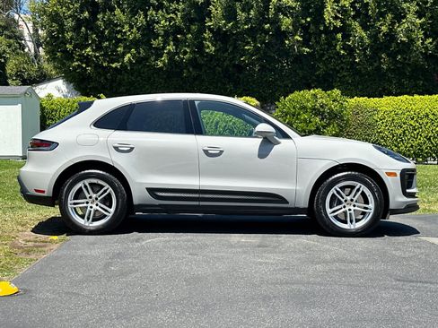 Certified 2025 Porsche Macan AWD/4WD image 9