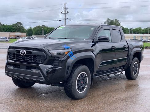 Used 2024 Toyota Tacoma TRD Off-Road AWD/4WD image 3