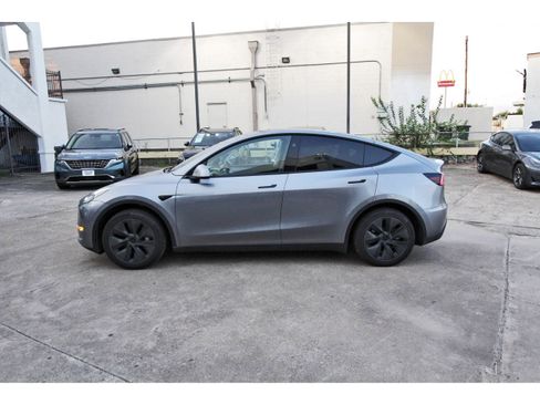 Used 2025 Tesla Model Y Long Range RWD image 4