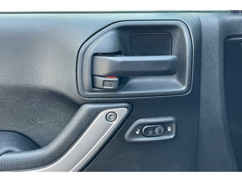 Used 2017 Jeep Wrangler Unlimited Sahara w/ Connectivity Group AWD/4WD image 12