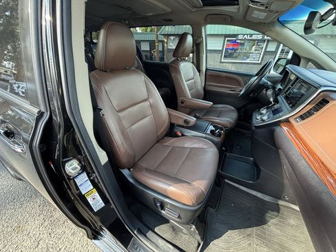 Used 2017 Toyota Sienna Limited Premium AWD/4WD image 9