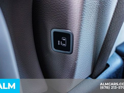 Used 2024 Chrysler Pacifica Select image 36