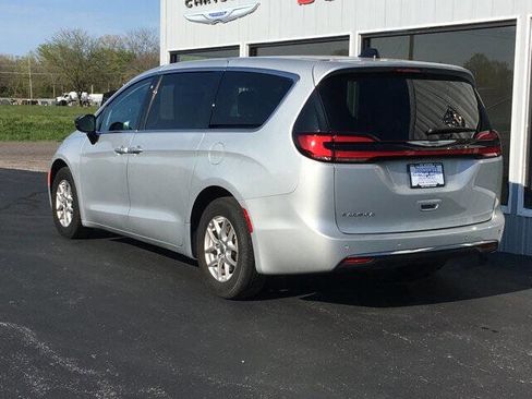Used 2024 Chrysler Pacifica Touring-L FWD image 5