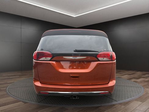 Used 2018 Chrysler Pacifica Touring-L Plus FWD image 7