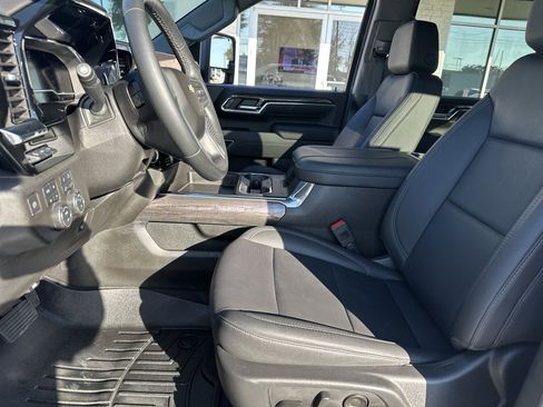 Used 2024 Chevrolet Silverado 2500 LTZ w/ LTZ Premium Package image 11