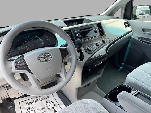 Used 2011 Toyota Sienna LE w/ Towing Pkg FWD image 13