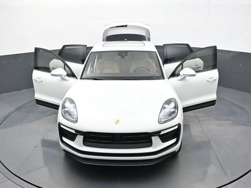 Certified 2023 Porsche Macan AWD/4WD image 32