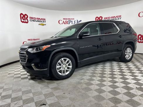Used 2020 Chevrolet Traverse LT image 3