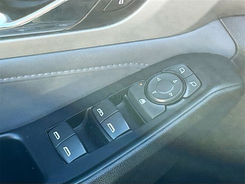 Used 2021 Chevrolet Traverse LT image 16