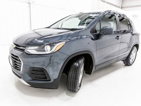 Used 2022 Chevrolet Trax LT w/ LT Convenience Package FWD image 2