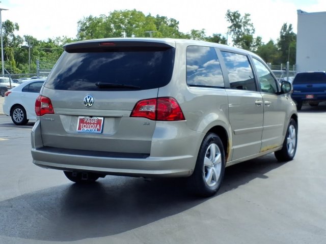Used 2009 Volkswagen Routan SE FWD image 4
