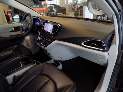 Used 2024 Chrysler Pacifica Touring-L FWD image 23