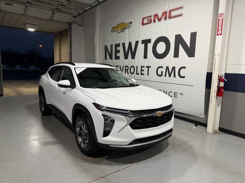 New 2026 Chevrolet Trax LT w/ Driver Confidence Package image 2