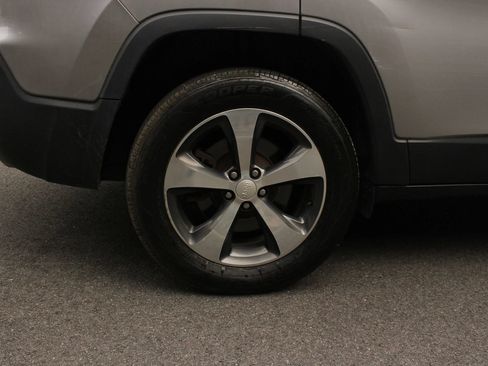 Used 2019 Jeep Cherokee Limited AWD/4WD image 5