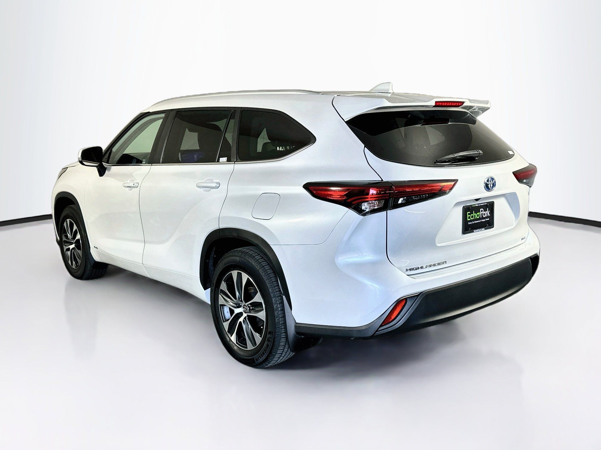 Used 2023 Toyota Highlander XLE AWD/4WD image 5