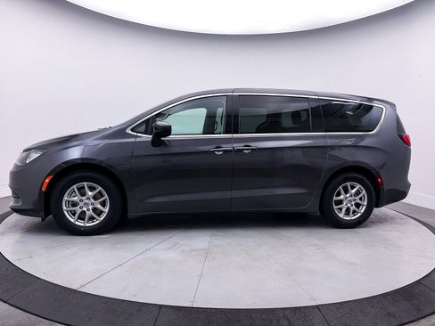 Used 2023 Chrysler Voyager LX image 38
