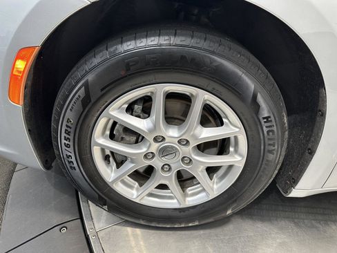 Used 2022 Chrysler Pacifica Touring-L FWD image 9
