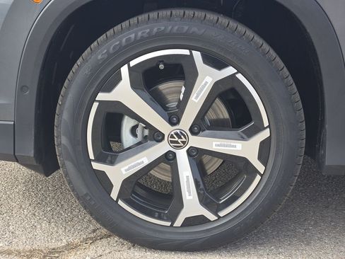 New 2026 Volkswagen Tiguan SE FWD image 9
