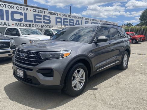 Used 2022 Ford Explorer XLT RWD image 2
