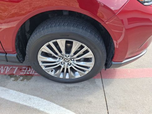 Used 2021 Toyota Venza XLE image 11