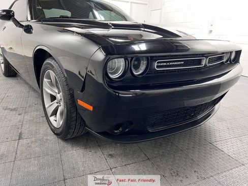 Used 2016 Dodge Challenger SXT image 9