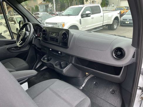 Used 2022 Mercedes-Benz Sprinter 2500 image 10