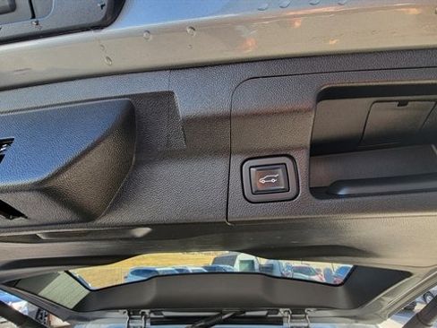 Used 2023 GMC Acadia SLT w/ Preferred Package image 55