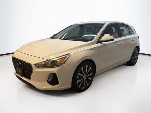 Used 2018 Hyundai Elantra GT image 3