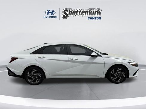 Used 2024 Hyundai Elantra SEL w/ Convenience Package FWD image 4