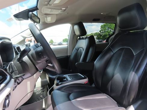 Used 2023 Chrysler Pacifica Touring-L FWD image 18