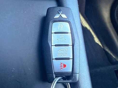 Used 2022 Mitsubishi Outlander SE image 48