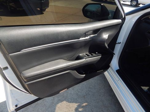 Used 2020 Toyota Camry XSE image 11