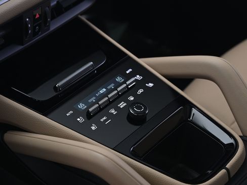 Certified 2025 Porsche Cayenne AWD/4WD image 33