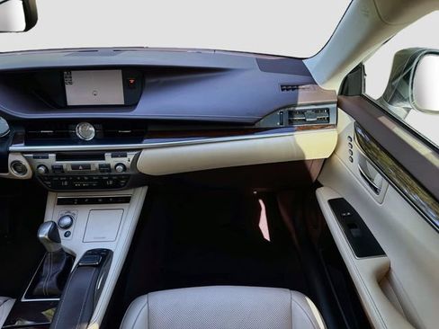 Used 2017 Lexus ES 350 w/ Ultra Luxury Package FWD image 18