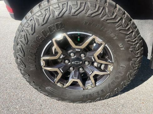 Used 2024 Chevrolet Colorado ZR2 w/ Technology Package image 39